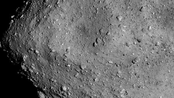 Фотография поверхности астероида Рюгю с расстояния в 6 километров