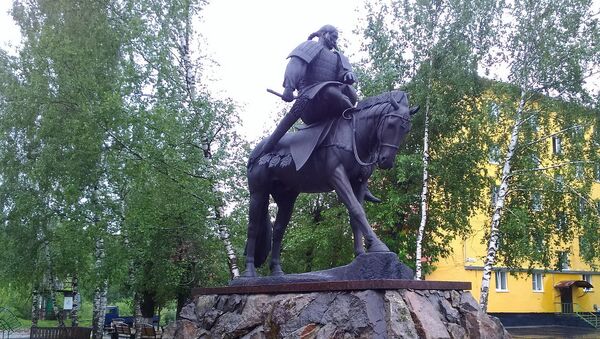 Бронзовый воин Ольгудек, сидящий на коне, украсил ул. Ленина  города Таштагола, Кемеровской области