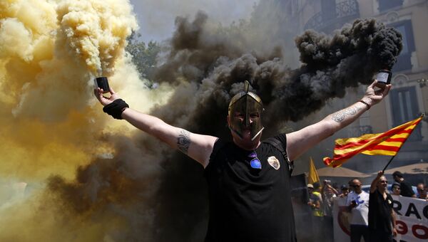 Протестующий сжигает файеры во время забастовки таксистов в Барселоне. Архивное фото