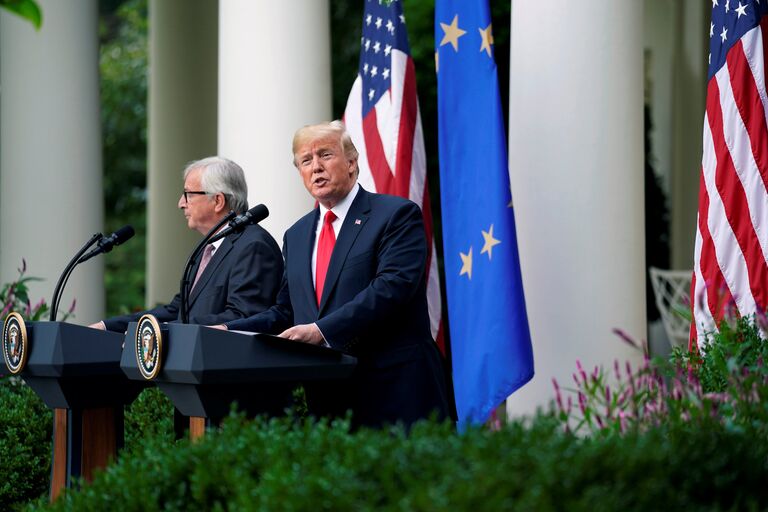 Председатель Европейской комиссии Жан-Клод Юнкер и президент США Дональд Трамп на совместной пресс-конференции в Розовом саду Белого дома, Вашингтон, США. 25 июля 2018 Председатель Европейской комиссии Жан-Клод Юнкер и президент США Дональд Трамп на совместной пресс-конференции в Розовом саду Белого дома, Вашингтон, США. 25 июля 2018