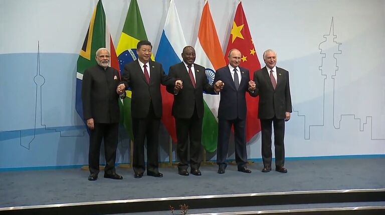 Несерьезная фотосессия, или Путаница с флагами на саммите БРИКС