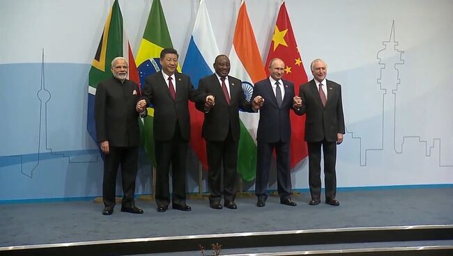 Несерьезная фотосессия, или Путаница с флагами на саммите БРИКС