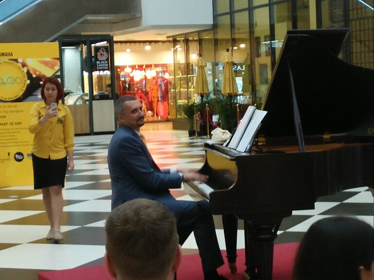 10-часовой музыкальной марафон российского пианиста Ивана Шарапова ко Дню рождения короля Таиланда. 26 июля 2018 10-часовой музыкальной марафон российского пианиста Ивана Шарапова ко Дню рождения короля Таиланда. 26 июля 2018