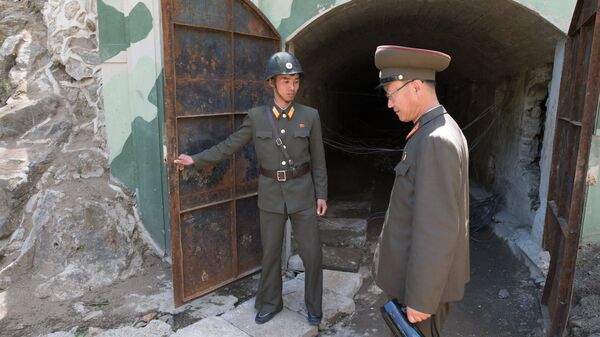Военнослужащие у входа в шахту для ядерных испытаний №4 на ядерном полигоне Пхунгери на севере КНДР. Архивное фото
