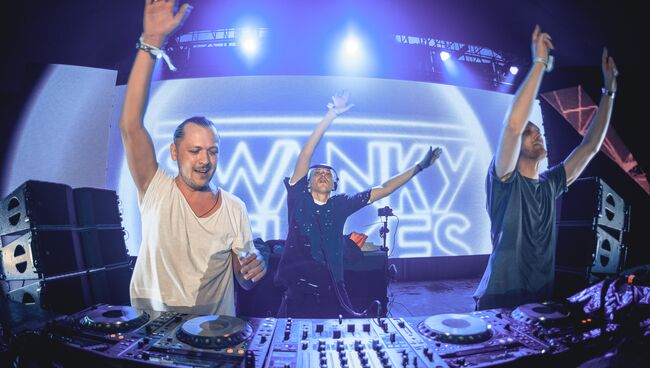 Выступление группы Swanky Tunes