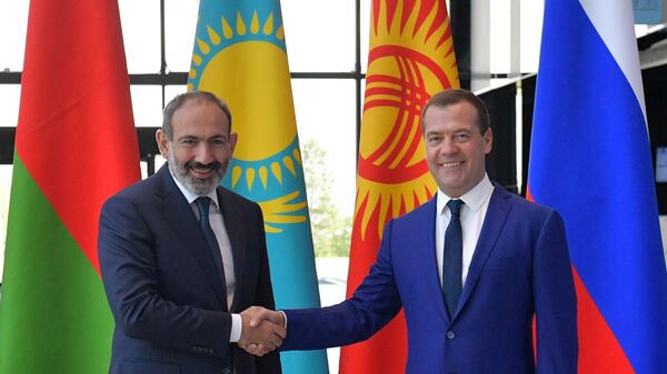 Дмитрий Медведев и премьер-министр Армении Никол Пашинян перед началом заседания ЕАЭС