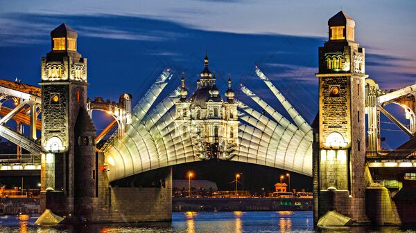 Разводка моста Петра Великого во время белых ночей в Санкт-Петербурге