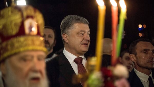 Президент Украины Петр Порошенко в Вологодском монастыре в Киеве. Архивное фото