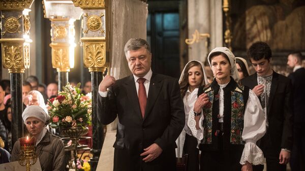 Президент Украины Петр Порошенко с супругой Мариной на праздновании Пасхи в Вологодском монастыре в Киеве