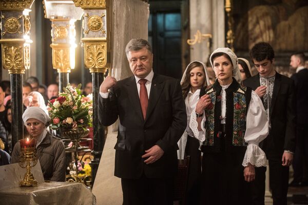Президент Украины Петр Порошенко с супругой Мариной на праздновании Пасхи в Вологодском монастыре в Киеве Президент Украины Петр Порошенко с супругой Мариной на праздновании Пасхи в Вологодском монастыре в Киеве