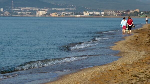 Отдыхающие на побережье Черного моря в районе Золотого пляжа в Феодосии