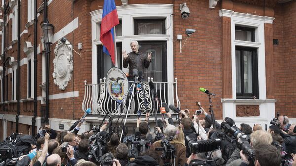 Сооснователь WikiLeaks Джулиан Ассанж на балконе здания посольства Эквадора в Лондоне