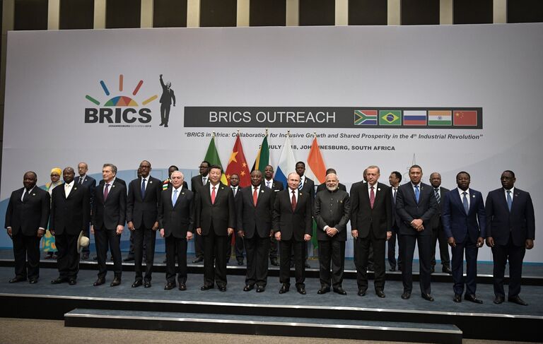 Президент РФ Владимир Путин во время совместного фотографирования лидеров БРИКС и глав делегаций приглашенных государств в Йоханнесбурге. 27 июля 2018