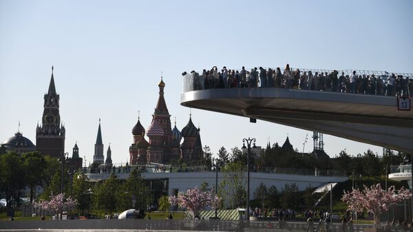 Посетители на Парящем мосту в природно-ландшафтном парке Зарядье в Москве