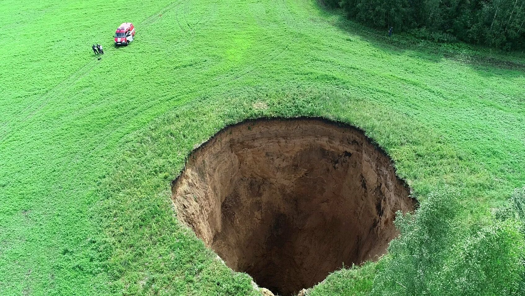 Карстовый провал диаметром 32 метра и глубиной 50 метров на фермерском поле в Шатковском районе Нижегородской области - РИА Новости, 1920, 22.12.2025