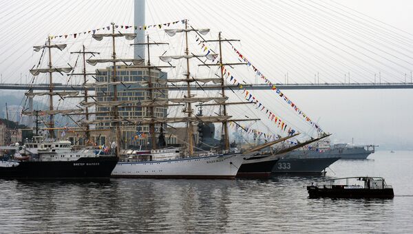 Корабли и суда, задействованные в программе первого Международного дальневосточного морского салона, у причала во Владивостоке. 27 июля 2018