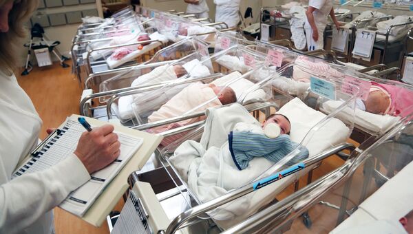 Новорожденные дети в центре послеродового восстановления в штате Нью-Йорк, США. Архивное фото