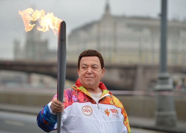 Певец Иосиф Кобзон во время эстафеты Олимпийского огня в Москве