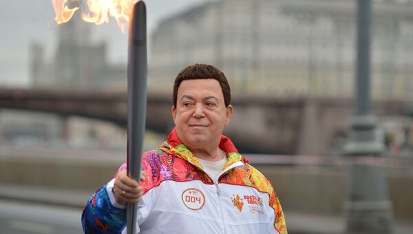 Певец Иосиф Кобзон во время эстафеты Олимпийского огня в Москве