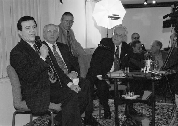 Бывший президент СССР Михаил Горбачев и главный редактор Общей газеты Егор Яковлев слушают Народного артиста Иосифа Кобзона в гостиной редакции Общей газеты 1993 год