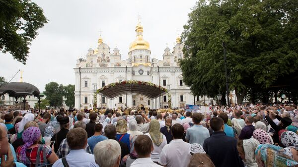 Участники Крестного хода, посвященного 1030-летию Крещения Руси, в Киево-Печерской лавре в Киеве