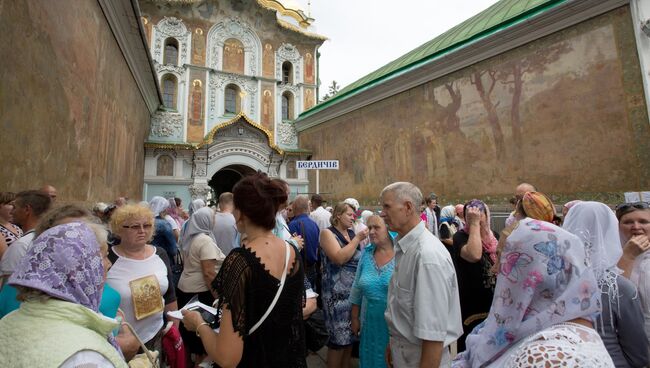 Участники Крестного хода, посвященного 1030-летию Крещения Руси, в Киево-Печерской лавре в Киеве. 27 июля 2018