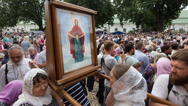 Участники Крестного хода, посвященного 1030-летию Крещения Руси, в Киево-Печерской лавре в Киеве. 27июля 2018