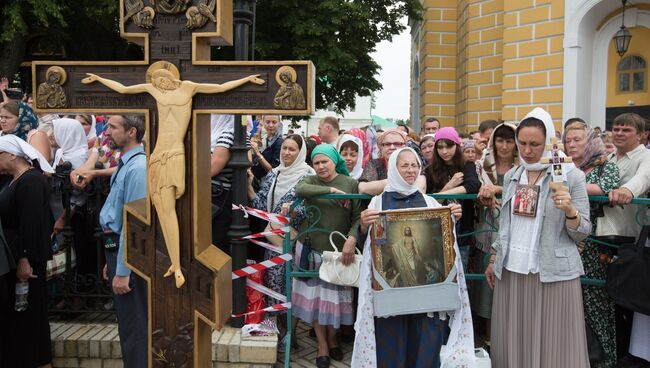 Участники праздничных мероприятий, посвященных 1030-летию Крещения Руси, в Киево-Печерской лавре в Киеве. 27 июля 2018