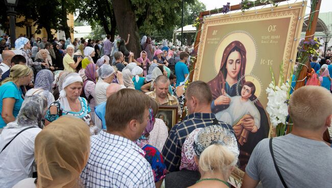 Участники Крестного хода, посвященного 1030-летию Крещения Руси, в Киево-Печерской лавре в Киеве. 27 июля 2018