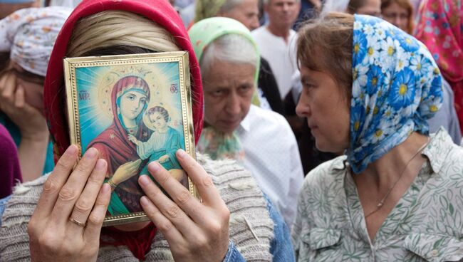 Участники Крестного хода, посвященного 1030-летию Крещения Руси, в Киево-Печерской лавре в Киеве. Архивное фото