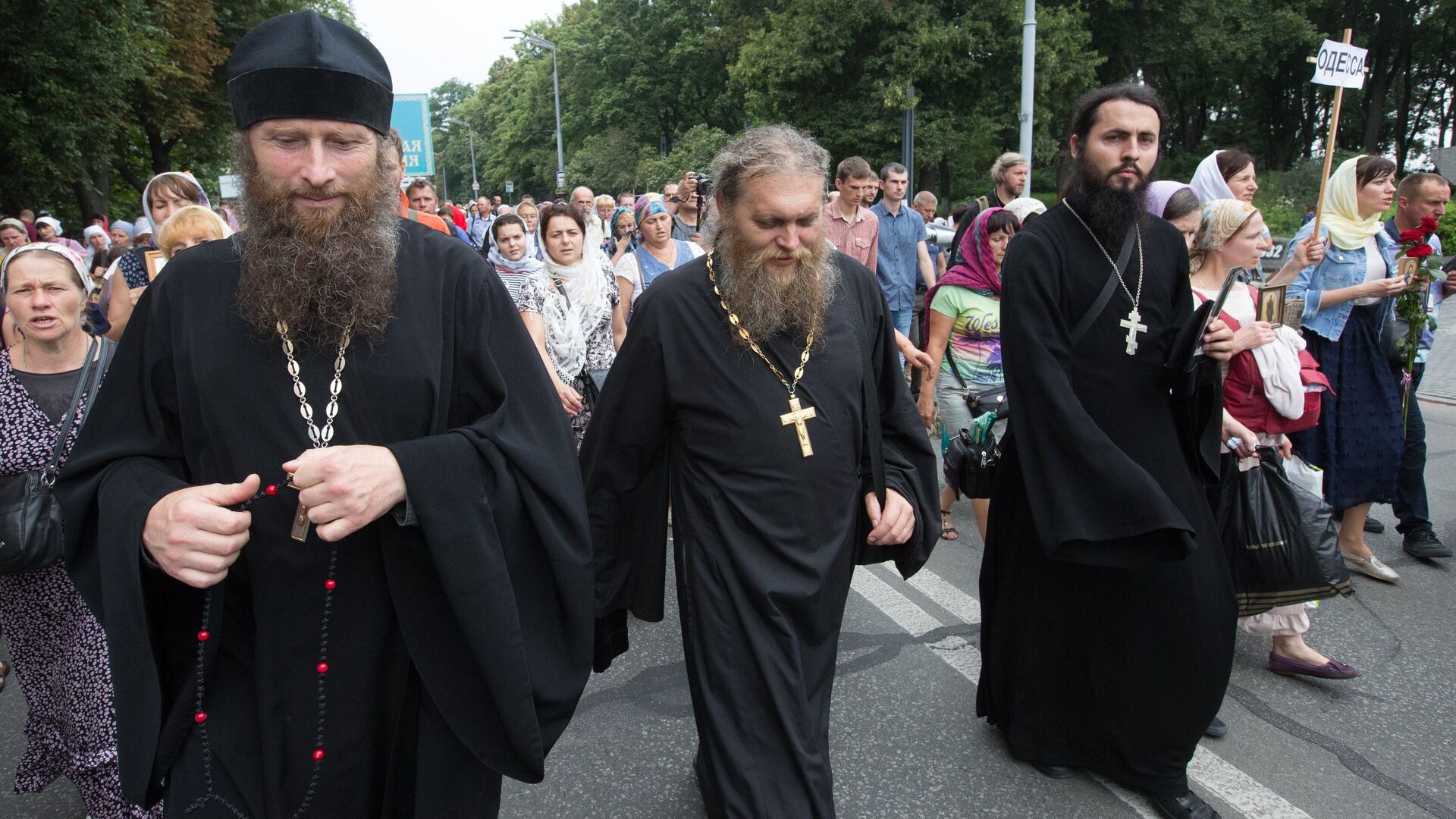 Участники Крестного хода, посвященного 1030-летию Крещения Руси, на одной из улиц в Киеве. 27 июля 2018 - РИА Новости, 1920, 19.03.2021