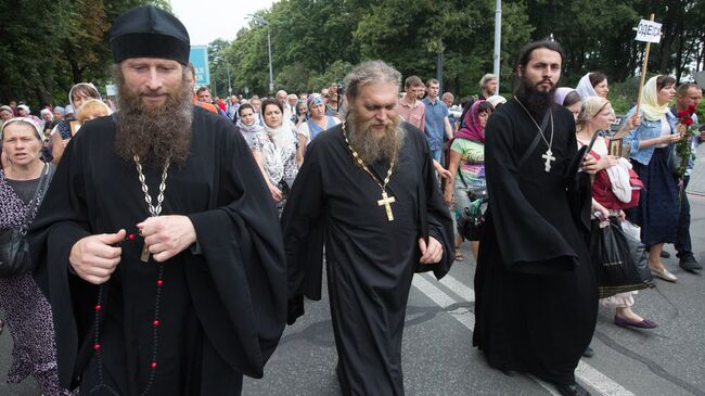 Участники Крестного хода, посвященного 1030-летию Крещения Руси, на одной из улиц в Киеве. 27 июля 2018