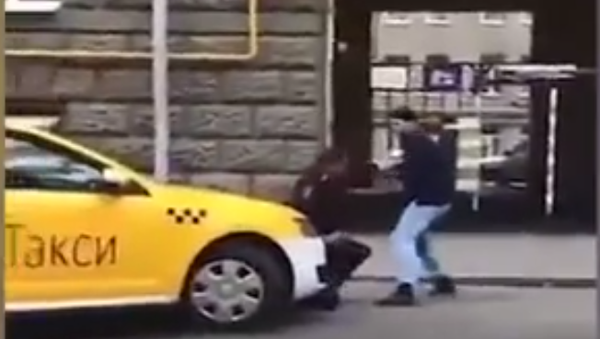 В Сети появилось видео нападения на полицейского у посольства Словакии в центре Москвы.
