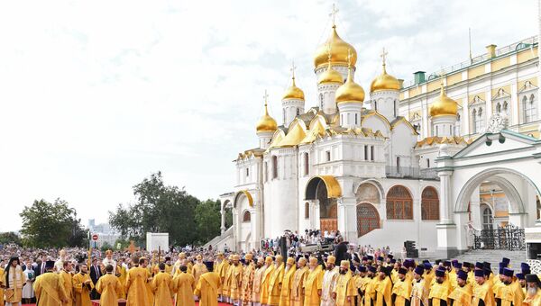 Праздничное Божественная литургия под открытым небом на Соборной площади Московского Кремля в День празднования 1030-летия Крещения Руси