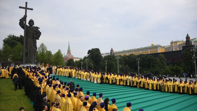 Праздничный крестный ход по случаю 1030-летия Крещения Руси у памятника святого князя Владимира. 28 июля 2018