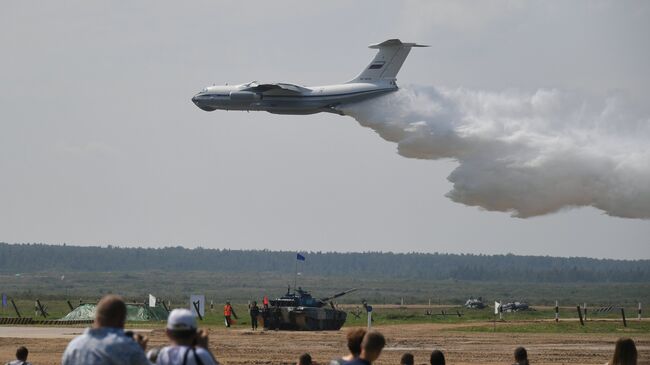 Самолет Бе-200ЧС МЧС РФ на церемонии открытия конкурса Танковый биатлон-2018