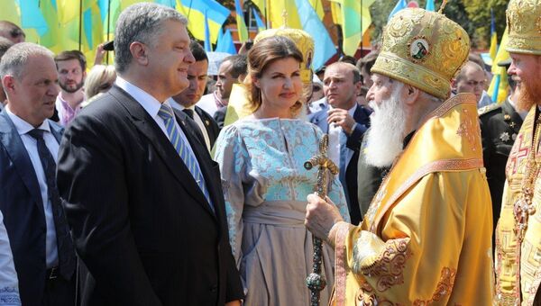 Президент Украины Петр Порошенко вместе с супругой принял участие в крестном ходе по случаю празднования 1030-летия со Дня крещения Руси. 28 июля 2018