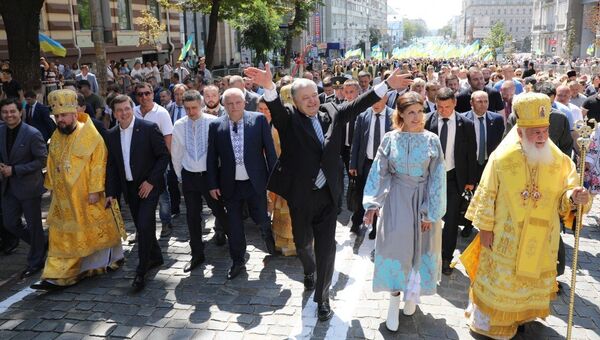 Президент Украины Петр Порошенко вместе с супругой принял участие в крестном ходе по случаю празднования 1030-летия со Дня крещения Руси. 28 июля 2018