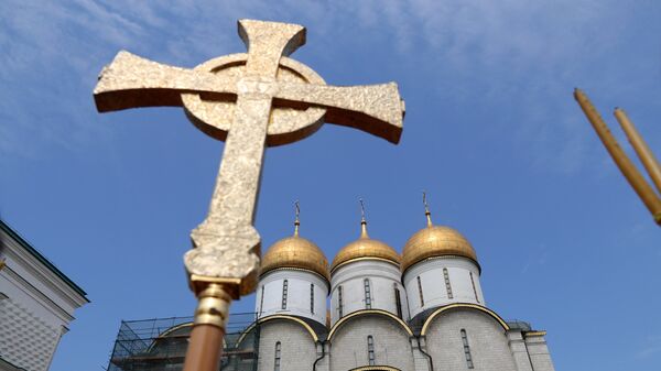 Крест во время литургии под открытым небом на Соборной площади Московского Кремля в День празднования 1030-летия Крещения Руси