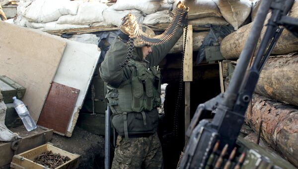 Украинский военнослужащий во время подготовки боекомплекта. Архивное фото