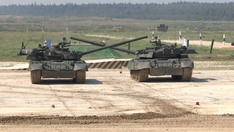Т-80 кружились под Лебединое озеро на открытии танкового биатлона Т-80 кружились под Лебединое озеро на открытии танкового биатлона