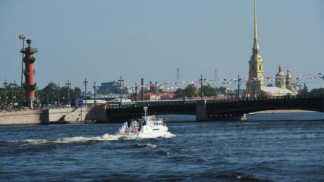 В акватории Невы перед началом главного военно-морского парада в Санкт-Петербурге в честь Дня Военно-Морского Флота России.  29 июля 2018