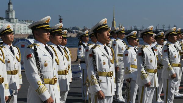 Музыканты оркестра Военно-морских сил КНР перед началом главного военно-морского парада в Санкт-Петербурге в честь Дня Военно-Морского Флота России. 29 июля 2018