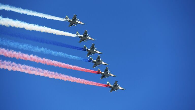 Штурмовики Су-25 на главном военно-морском параде в Санкт-Петербурге в честь Дня Военно-Морского Флота России. 29 июля 2018