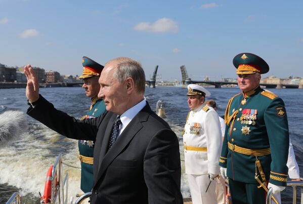 Президент РФ Владимир Путин приветствует участников Главного военно-морского парада в Санкт-Петербурге. 29 июля 2018