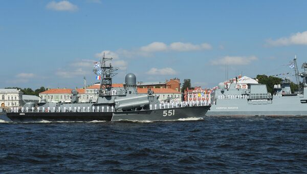 Слева направо: малый ракетный корабль Ливень и сторожевой корабль Адмирал Макаров на главном военно-морском параде в Санкт-Петербурге в честь Дня Военно-Морского Флота России.