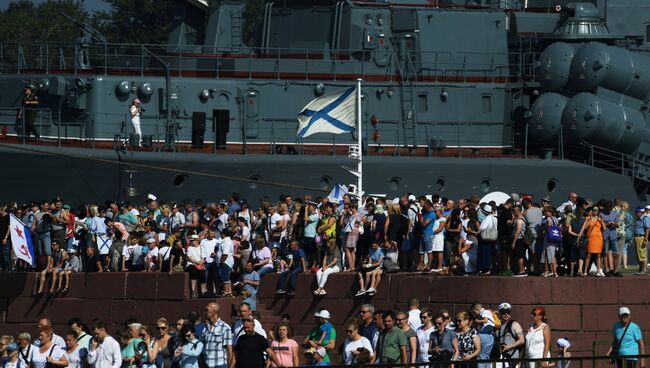 Зрители у эскадренного миноносца Беспокойный перед началом главного военно-морского парада в Кронштадте