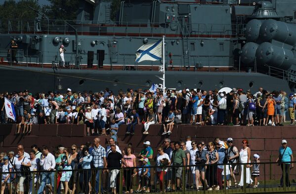 Зрители у эскадренного миноносца Беспокойный перед началом главного военно-морского парада в Кронштадте