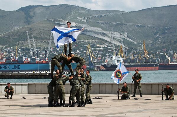 Военнослужащие спецподразделения Черноморского флота на показательном выступлении на праздновании Дня Военно-Морского Флота в Новороссийске