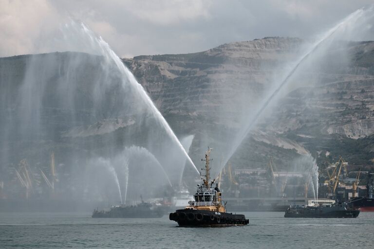 Буксир на праздновании Дня Военно-Морского Флота в Новороссийске